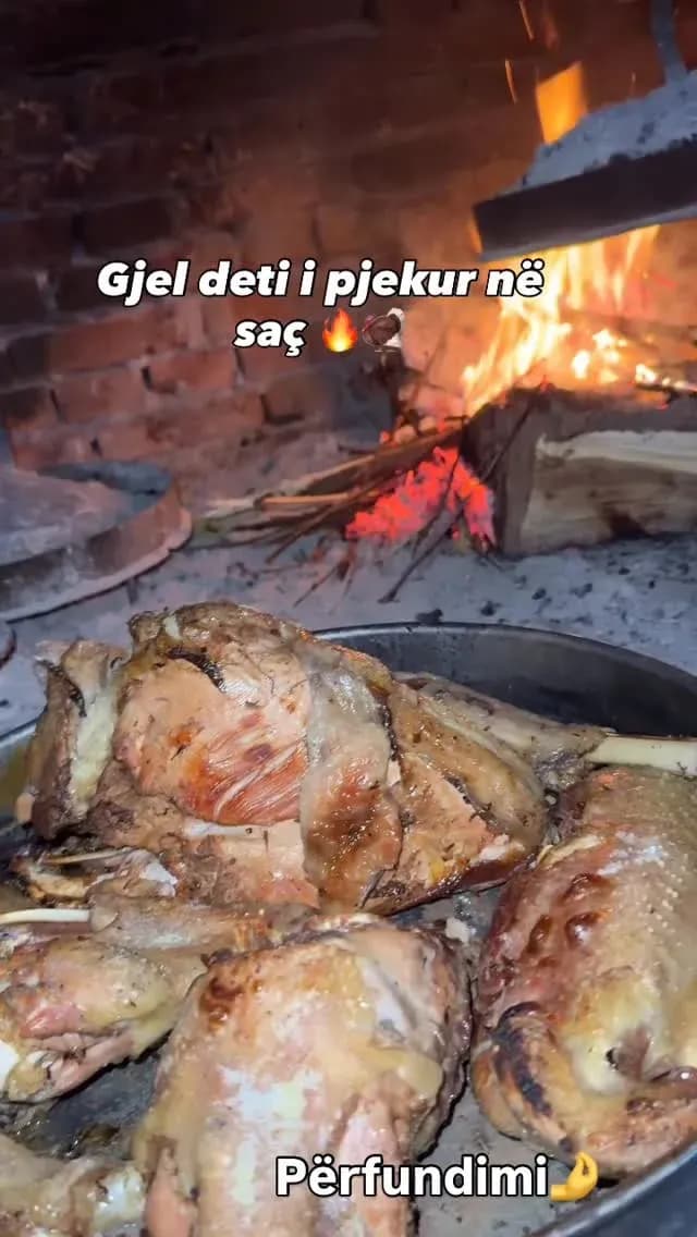 Ndërsa piqet ngadalë në sac, aroma e gjelit të detit përhapet nëpër fshat…… — Porosi