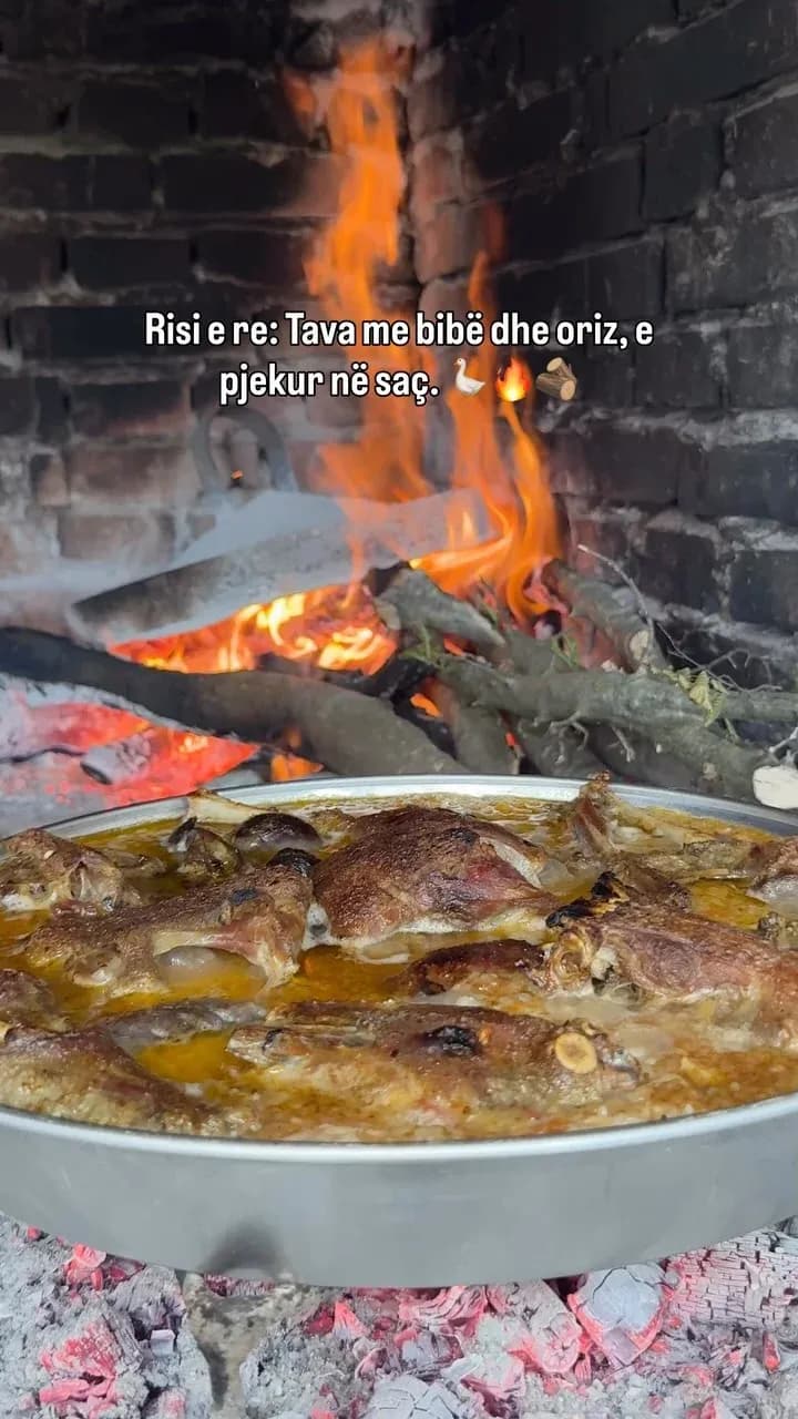 Tradita vazhdon: Tava me bibë dhe oris e pjekur në saç Po vazhdojmë me një… — Mish & tava