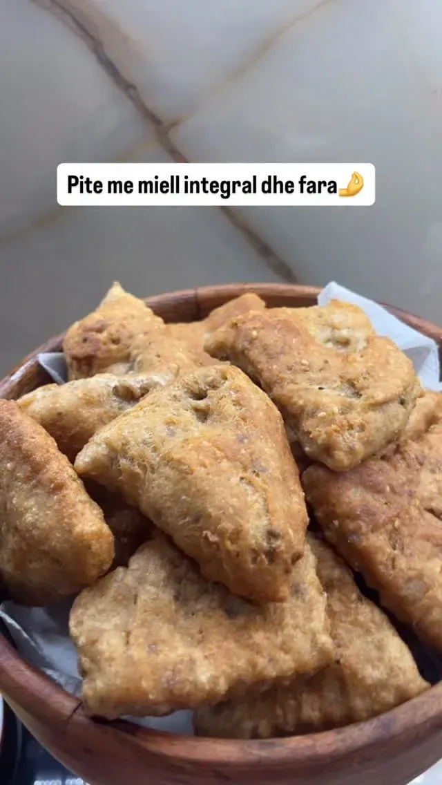 Pite me miell integral dhe fara miks . — Procesi