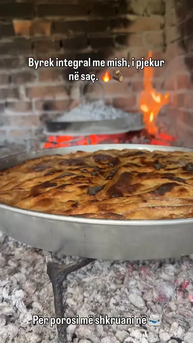Aroma e zjarrit të drurit, brumi integral dhe mbushja me mish… një… — Procesi