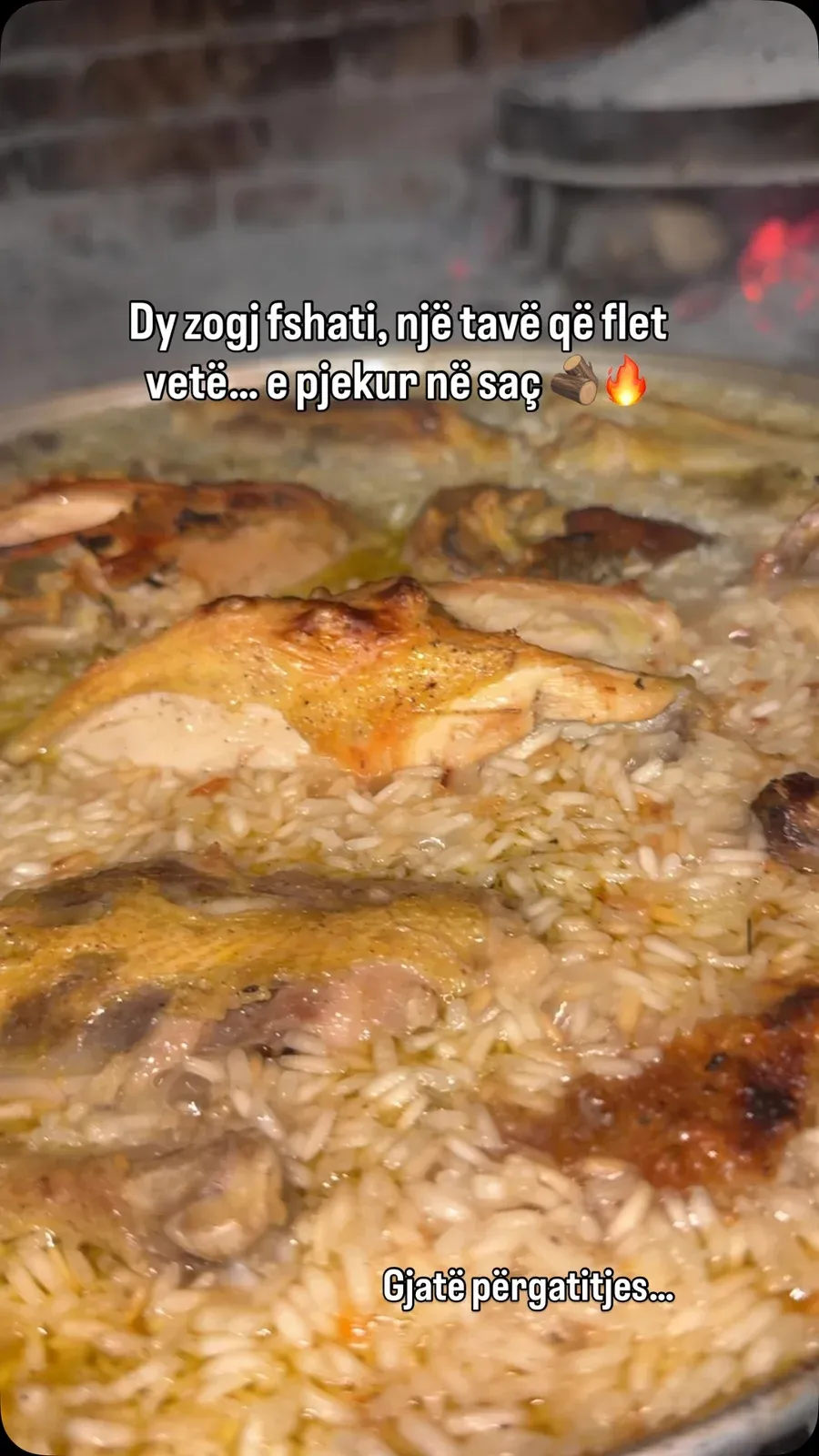 Tavë me 2 zogj fshati & oriz, pjekur në saç E gatuar ngadalë, në zjarr të… — Mish & tava
