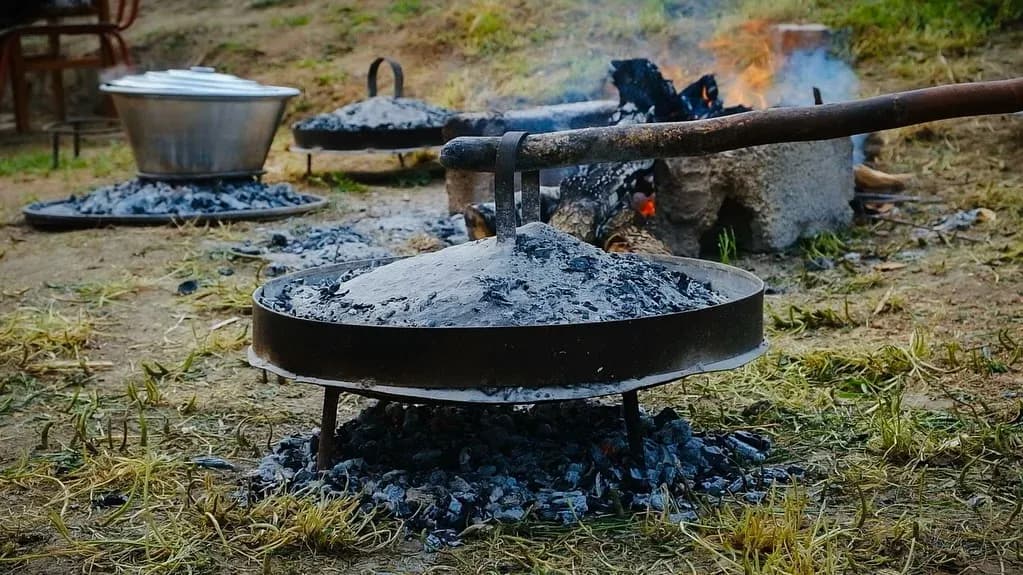 Nën hirin që mban aromën e fëmijërisë, çdo ditë ndizet një zjarr i vogël,… — Porosi, pamja 1