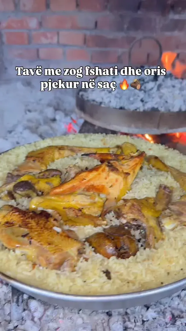 Tavë me zog fshati & oriz, pjekur në saç E gatuar ngadalë, në zjarr të… — Mish & tava