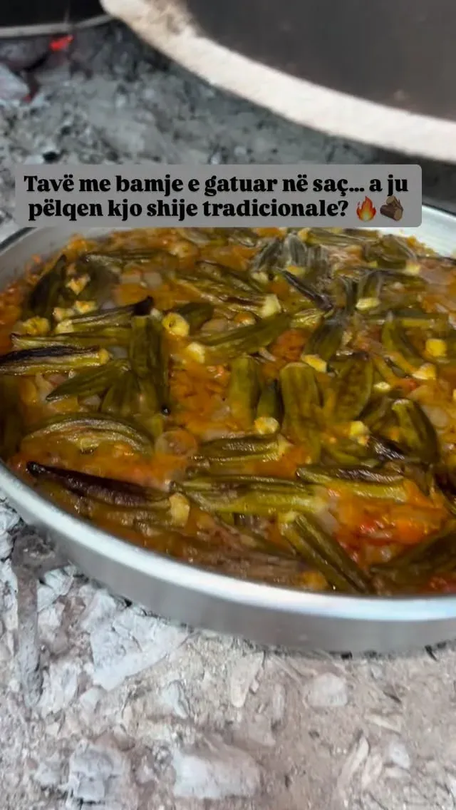 Tavë me bamje e gatuar në saç… aty ku zjarri i drurit dhe tradita… — Mish & tava