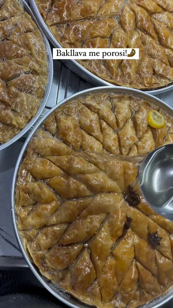 Gezuar Krishtlindjen nga Uroj që ky sezon të jetë i mbushur me lumturi,… — Të tjera
