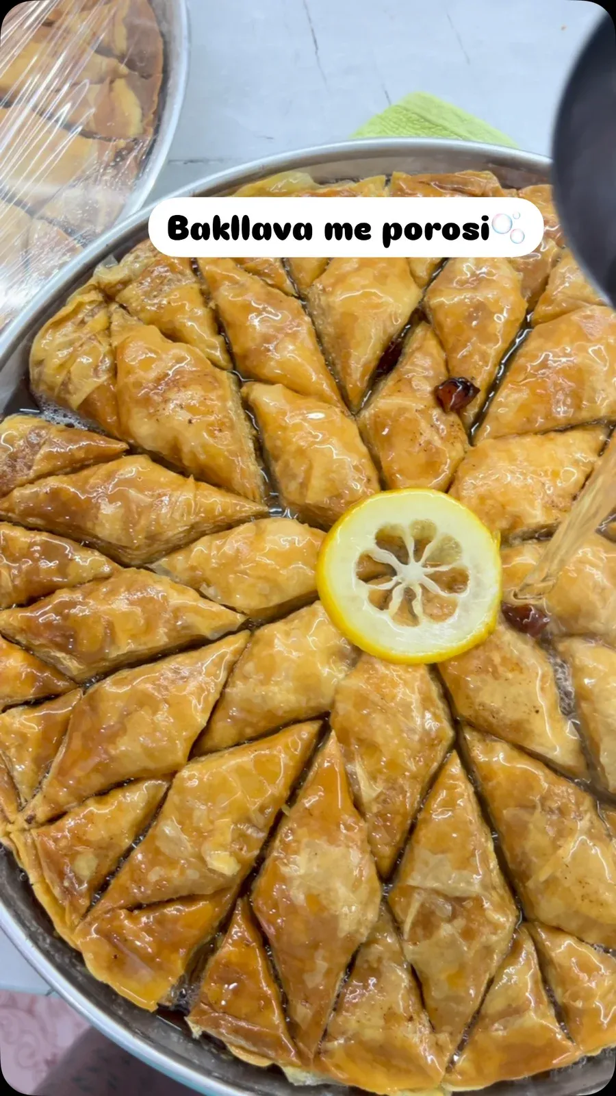 Bakllava tradicionale me porosi E përgatitur me petë të hapura me dorë,… — Ëmbëlsira