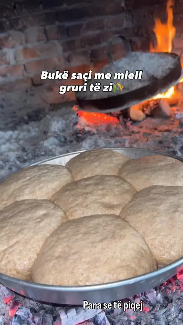 Mielli i zi, saci i nxehtë dhe ajo aromë që fillon ngadalë të përhapet në… — Procesi