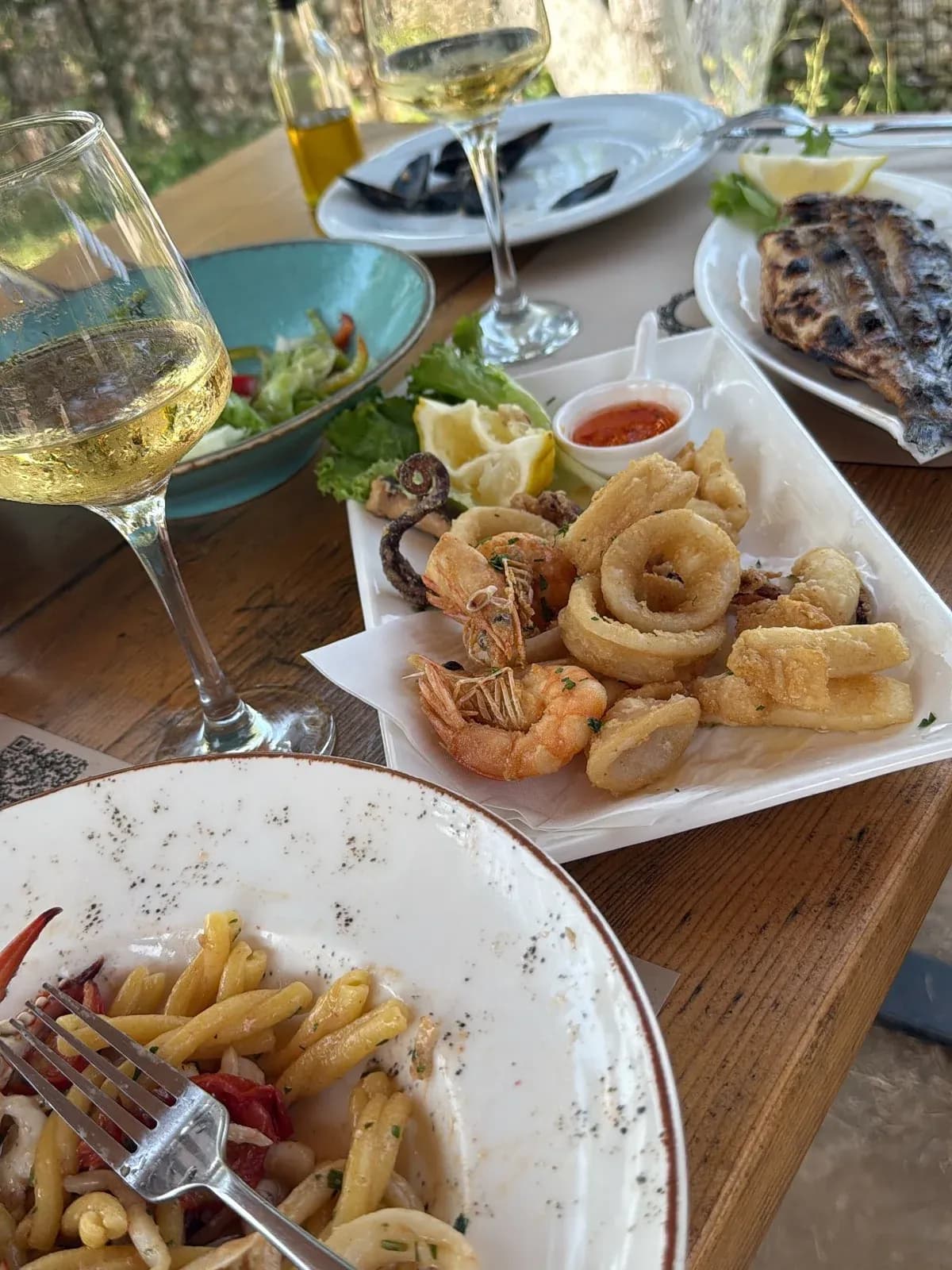 Mes detit, freskisë dhe ajrit të bregut… sot shijova një drekë që ma… — Të tjera