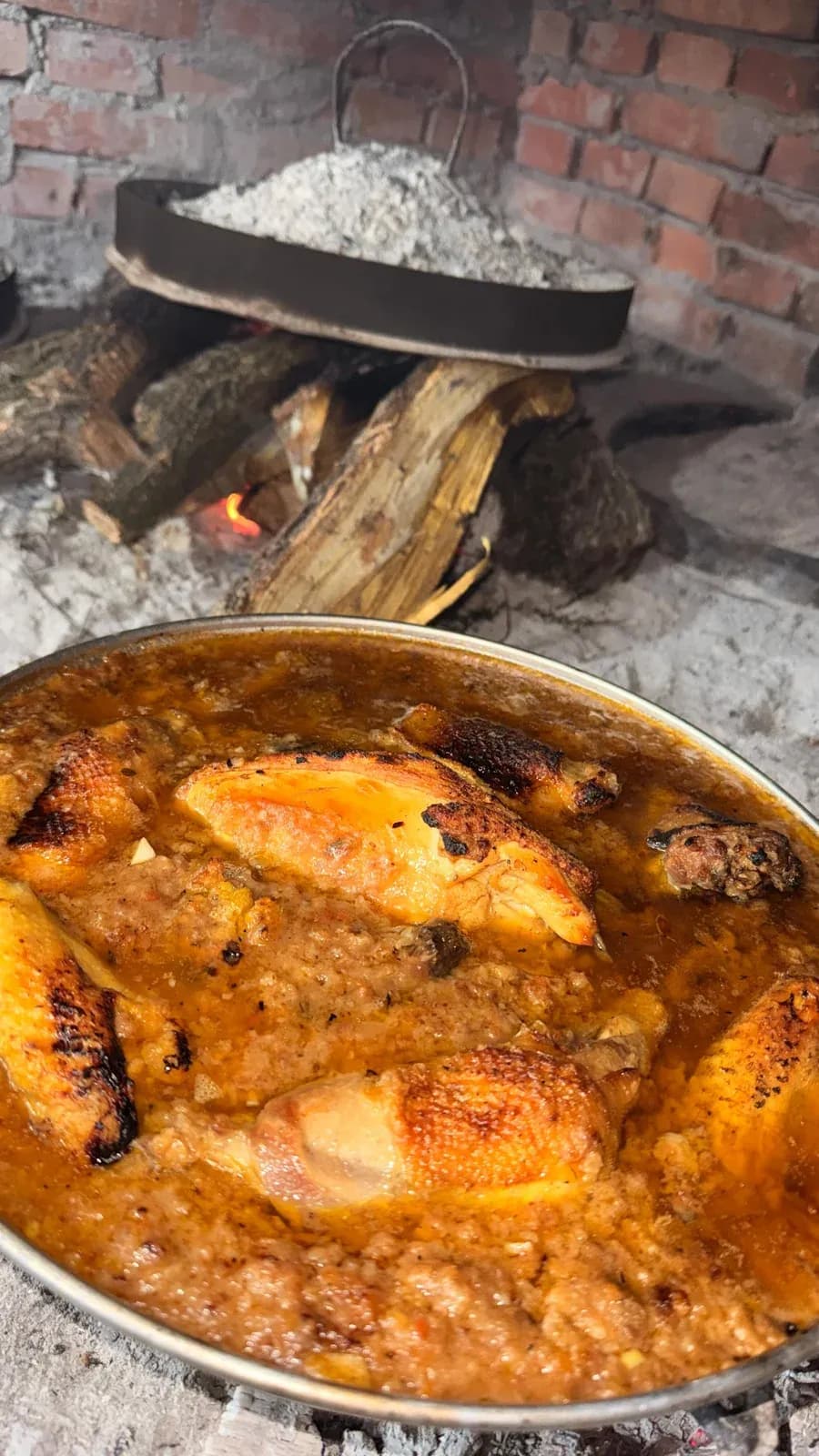 Tavë me rosnica dhe zog fshati, pjekur në saç Një gatim që mbart aromën e… — Tradita