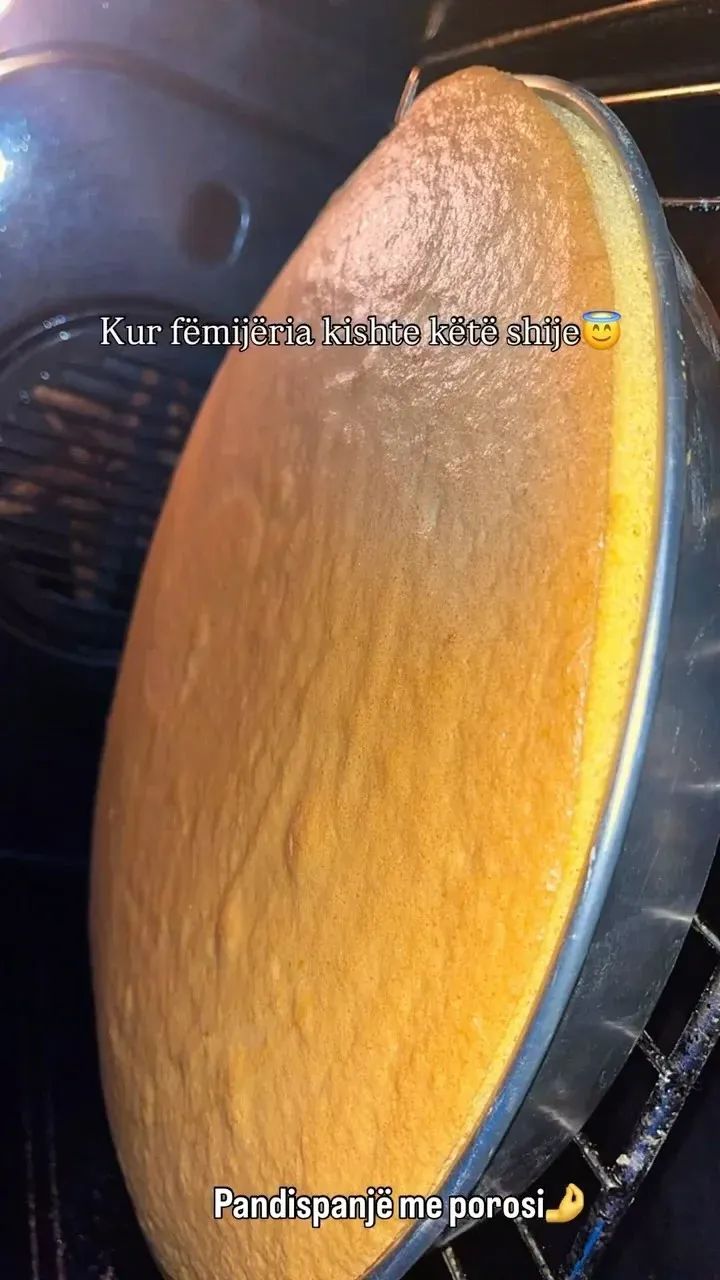 Teksa po përgatisja pandispanjën për një moment nga ajo ‘shkuma’ e vezëve… — Ëmbëlsira
