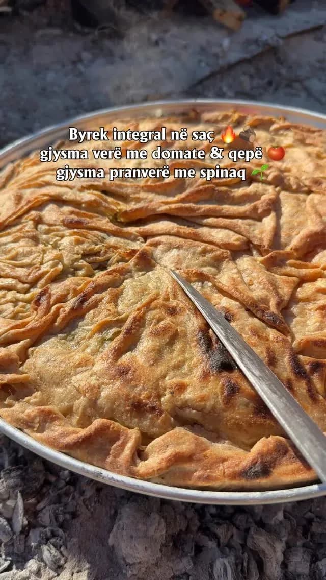 Dy shije në një byrek… si dy stinë në një sofrë Njëra anë me ëmbëlsinë e… — Ëmbëlsira