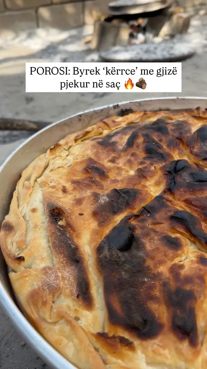 Byrek me gjizë i pjekur në saç. — Byrek & flia