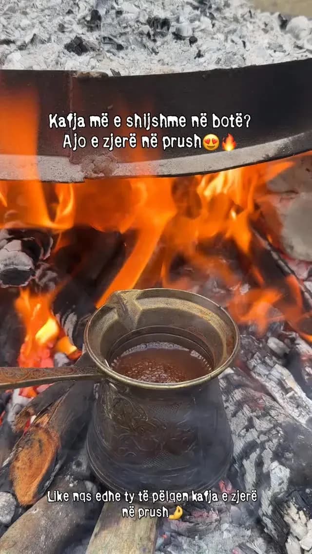 Duke punuar e shijoj dhe kafen e zjerë në prush Aromaaa dhe shija s’ka të… — Procesi