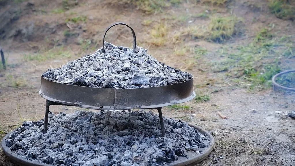 Nën hirin që mban aromën e fëmijërisë, çdo ditë ndizet një zjarr i vogël,… — Porosi, pamja 3