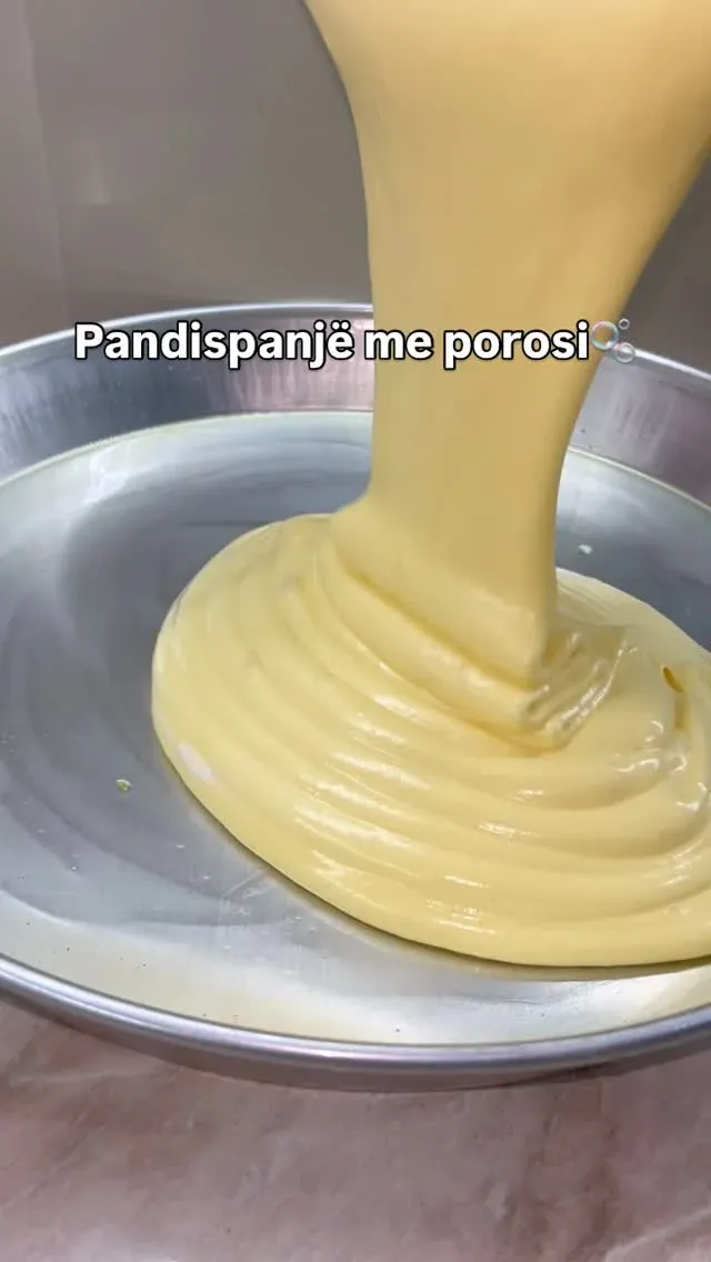 Pandispanjë me porosi E përgatitur me vezë të freskëta fshati, me dorë… — Procesi