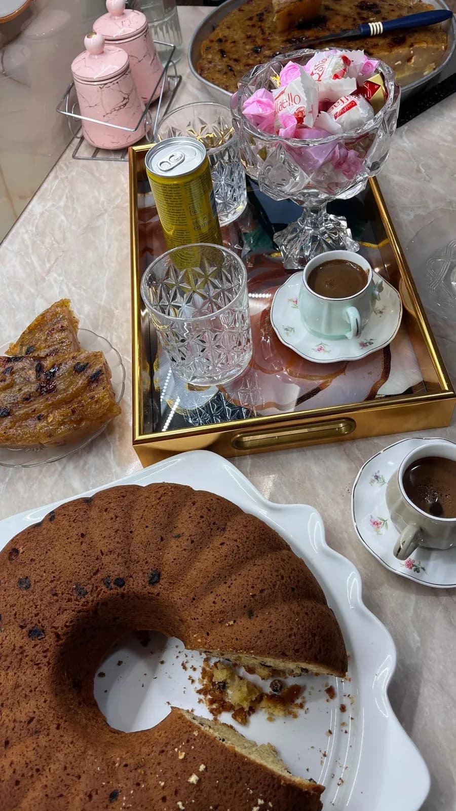 Tag kuditën Kafe, muhabet i mirë dhe pak kohë cilësore së bashku Momentet… — Të tjera