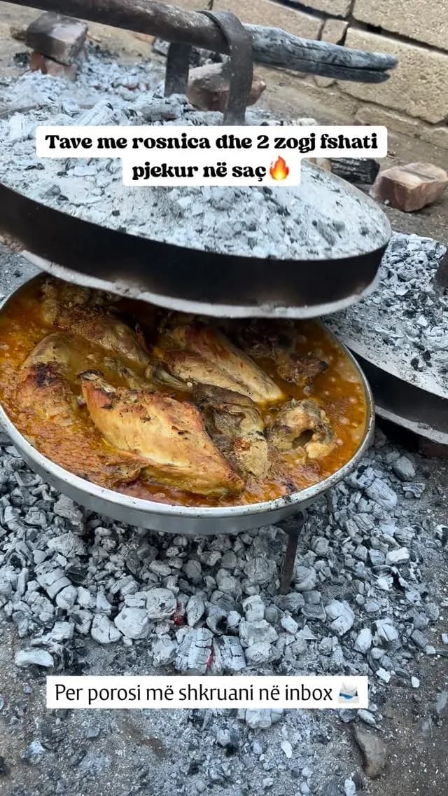 Tavë me rosnica dhe 2 zogj fshati, pjekur në saç Një gatim që mbart aromën… — Tradita